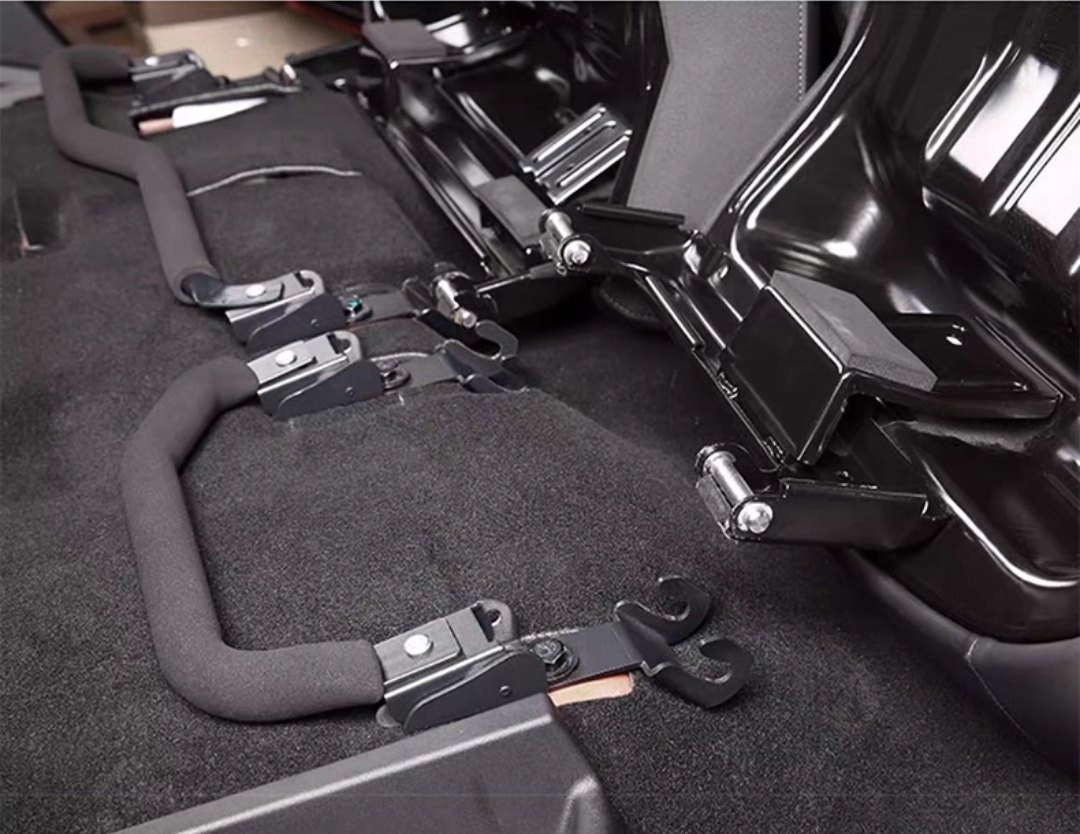 Tank 300 Система быстрого съёма подушек задних кресел 2