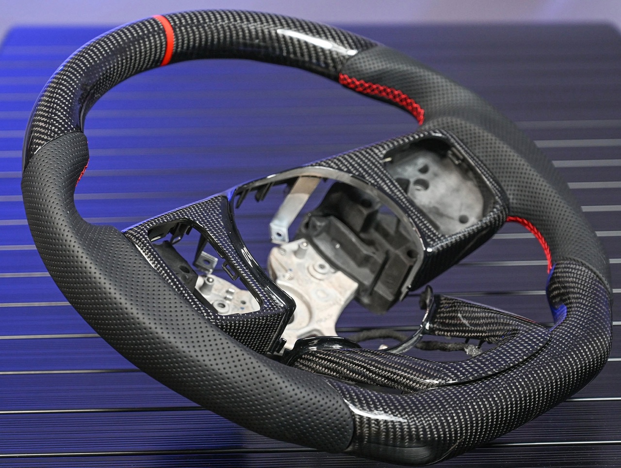 Tank 300 Руль карбоновый с функцией подогрева черный с красной отделкой 3