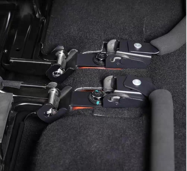 Tank 300 Система быстрого съёма подушек задних кресел